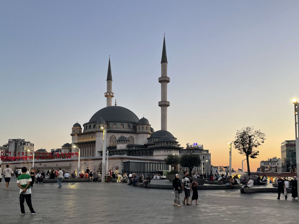 夕陽下Taksim Square 的清真寺
